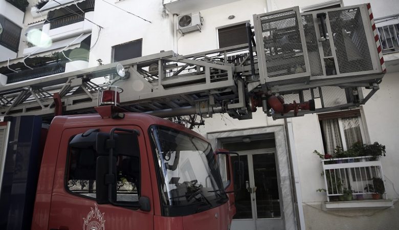 Φωτιά σε μονοκατοικία στα Καλύβια – Εκρήξεις και δύο τραυματίες