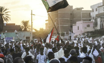 Ελεύθεροι σκοπευτές σκότωσαν τέσσερις μαθητές και έναν ενήλικα σε διαδήλωση στο Σουδάν