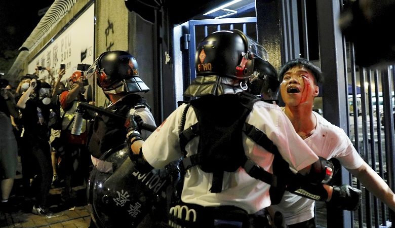 Ταραχές στο Χονγκ Κονγκ μεταξύ αστυνομικών και διαδηλωτών