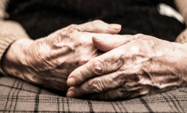Εγκατέλειψε την 94χρονη μητέρα του σε καναπέ με τις ακαθαρσίες της για ένα μήνα