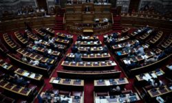 Άσυλο, συντάξεις και φάρμακα στο διυπουργικό νομοσχέδιο που κατατέθηκε στη Βουλή