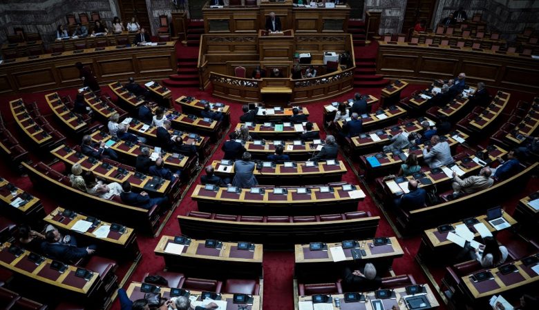 Στήριξη στο φορολογικό ν/σ παρέχουν ΣΥΡΙΖΑ, ΚΙΝΑΛ και Ελληνική Λύση