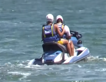 Σάλος στην Ιταλία με τον γιο του Σαλβίνι που έκανε βόλτα με το τζετ σκι της αστυνομίας