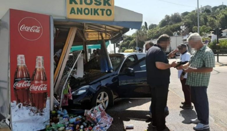 Ταξί εισέβαλε σε… περίπτερο στην Κέρκυρα