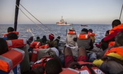 Πλοίο με 40 μετανάστες αποκλεισμένο ανοικτά της Λαμπεντούζα