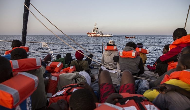 Πλοίο με 40 μετανάστες αποκλεισμένο ανοικτά της Λαμπεντούζα