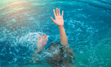 Δώδεκα άτομα κινδύνεψαν να πνιγούν στη θάλασσα μέσα σε 20 λεπτά  στα Χανιά