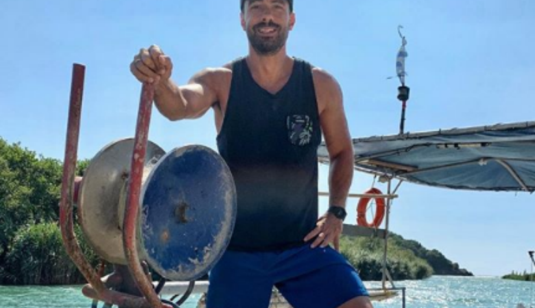 O Σάκης Τανιμανίδης ανέβηκε στη βάρκα και έγινε…ψαράς
