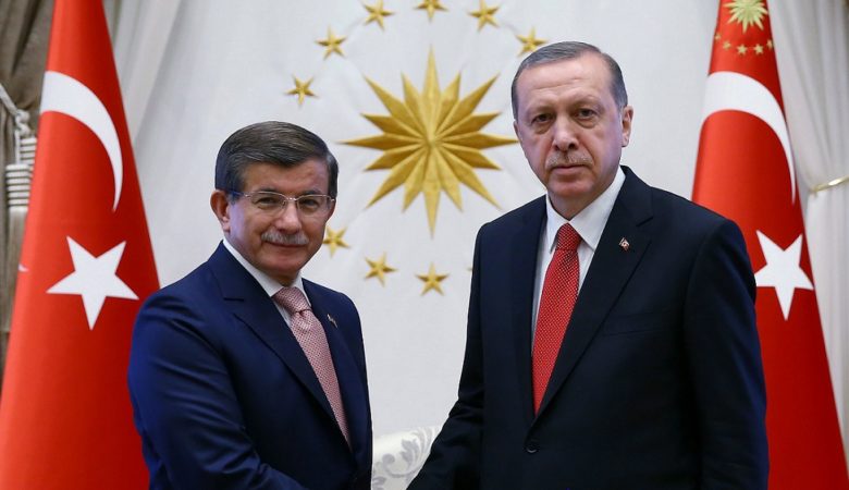 Νταβούτογλου κατά Ερντογάν: H Τουρκία χρειάζεται ένα νέο όραμα για το μέλλον