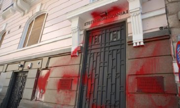 Ποινές φυλάκισης στα μέλη του Ρουβίκωνα για τις μπογιές στο ΣΕΒ