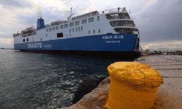 Απαγόρευση απόπλου για το «Aqua Blue» που προσάραξε στην Άνδρο