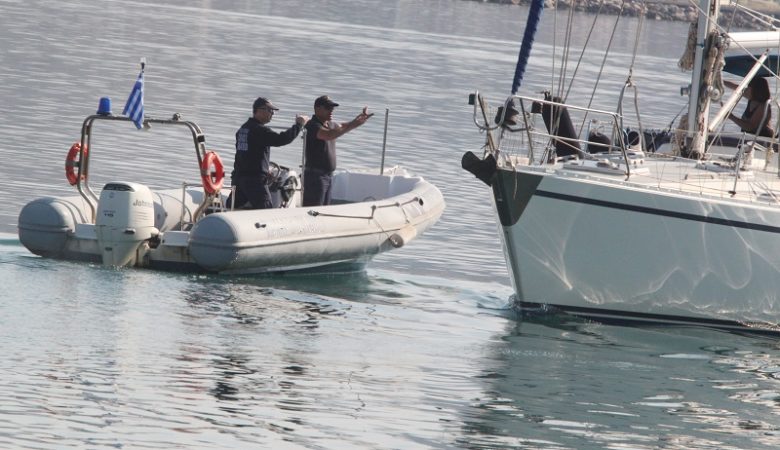 Διακινητές μεταναστών πήδηξαν στη θάλασσα για να αποφύγουν τη σύλληψη