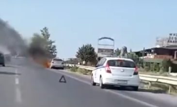 Αυτοκίνητο πήρε φωτιά εν κινήσει στην εθνική Θεσσαλονίκης-Μουδανιών