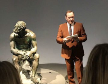 Ο Κέβιν Σπέισι έστειλε μήνυμα με ένα ποίημα στην πρώτη του εμφάνιση μετά το σκάνδαλο