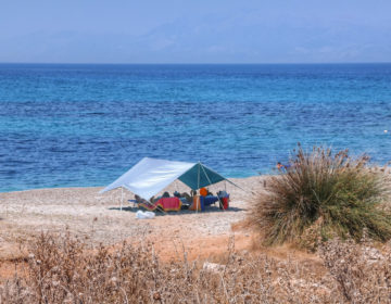 Πέταξαν σκουπιδοτενεκέ σε παραλία και τραυμάτισαν σοβαρά 12χρονο