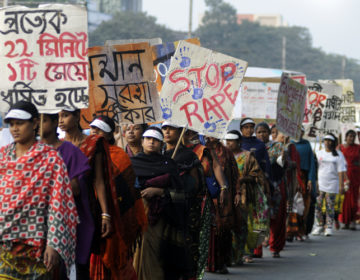 Στοιχημάτισε τη γυναίκα του, έχασε και άφησε να την βιάσουν ομαδικά