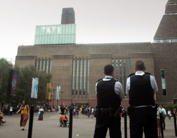 Σε κρίσιμη κατάσταση ο 6χρονος που έσπρωξε 17χρονος από τον 10ο όροφο πινακοθήκης στο Λονδίνο