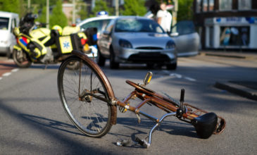 Οδηγός στην Αμαλιάδα παρέσυρε δύο ανήλικους ποδηλάτες – Βγήκε από το αυτοκίνητο και τους έβριζε