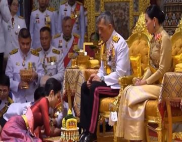 Ο βασιλιάς της Ταϊλάνδης με τη σύζυγό του, παρουσίασε στο λαό την ερωμένη του