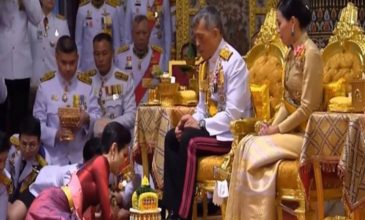 Ο βασιλιάς της Ταϊλάνδης με τη σύζυγό του, παρουσίασε στο λαό την ερωμένη του