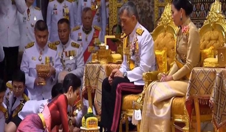 Ο βασιλιάς της Ταϊλάνδης με τη σύζυγό του, παρουσίασε στο λαό την ερωμένη του