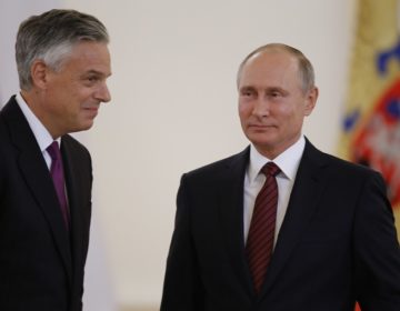 Παραιτήθηκε αιφνιδιαστικά ο πρέσβης των ΗΠΑ στη Ρωσία