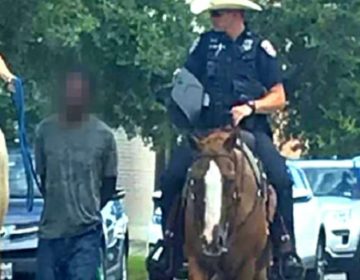 Έδεσαν έγχρωμο άνδρα σε άλογα και τον «τραβούσαν» μέχρι το τμήμα