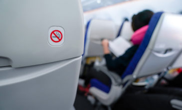 Άναψαν τσιγάρο μέσα στο… αεροπλάνο και προκάλεσαν πανικό