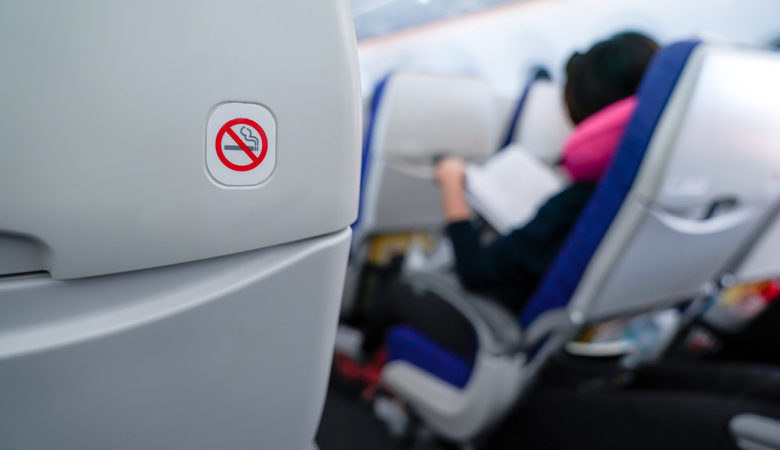 Τουρίστας συνελήφθη στο Ηράκλειο επειδή κάπνιζε στο… αεροπλάνο