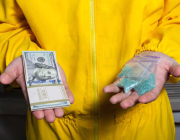 Βρέθηκαν ναρκωτικά και μετρητά στον κόλπο της αλλά δεν ξέρει πώς βρέθηκαν εκεί