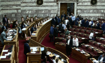 Ένταση και αποχωρήσεις στη Βουλή για δύο τροπολογίες του υπουργείου Εργασίας