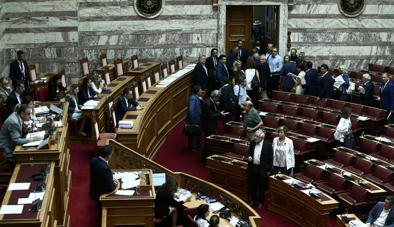 Ένταση και αποχωρήσεις στη Βουλή για δύο τροπολογίες του υπουργείου Εργασίας