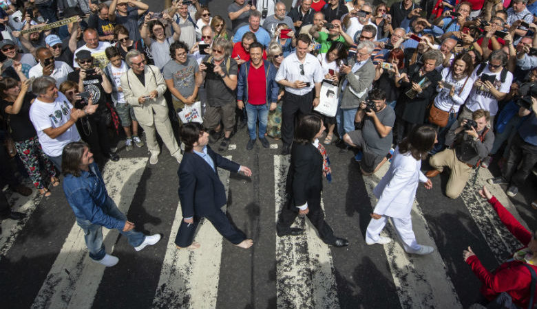 Οι φαν των Μπιτλς γιορτάζουν την 50ή επέτειο της φωτογραφίας του «Abbey Road»