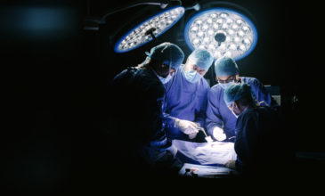 Οι σοβαρές χειρουργικές επεμβάσεις «γερνούν» τον εγκέφαλο