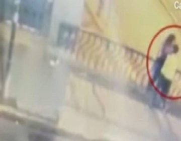 Ζευγάρι σταμάτησε να φιληθεί σε γέφυρα και έπεσε στο κενό