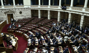 Έκλεισε ο πρώτος κύκλος νομοθετημάτων της κυβέρνησης – Πώς ψήφισαν τα κόμματα το διυπουργικό νομοσχέδιο