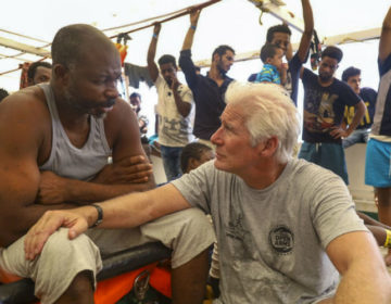 Ο Ρίτσαρντ Γκιρ στο πλευρό των αποκλεισμένων μεταναστών στο Open Arms