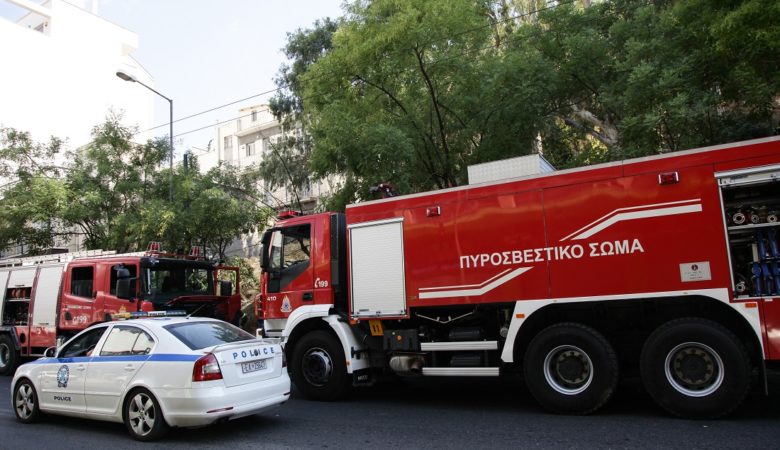 Θεσσαλονίκη: Κινητοποίηση της Πυροσβεστικής με απεγκλωβισμό ενός ατόμου από φλεγόμενο διαμέρισμα