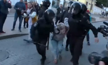 Ρώσος αστυνομικός γρονθοκοπεί διαδηλώτρια στη Μόσχα