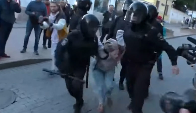 Ρώσος αστυνομικός γρονθοκοπεί διαδηλώτρια στη Μόσχα