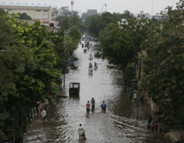 Τουλάχιστον 184 άνθρωποι έχασαν τη ζωή τους στην Ινδία από τις πλημμύρες του μουσώνα