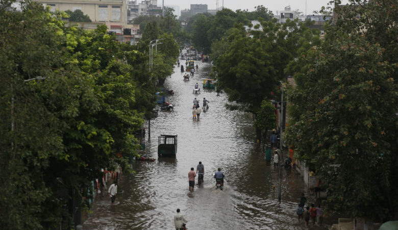 Τουλάχιστον 184 άνθρωποι έχασαν τη ζωή τους στην Ινδία από τις πλημμύρες του μουσώνα