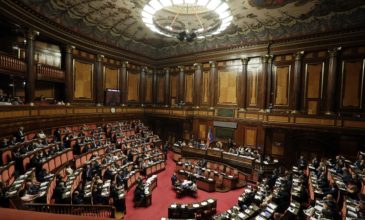 Η πρόταση μομφής διέκοψε της διακοπές της Γερουσίας στην Ιταλία