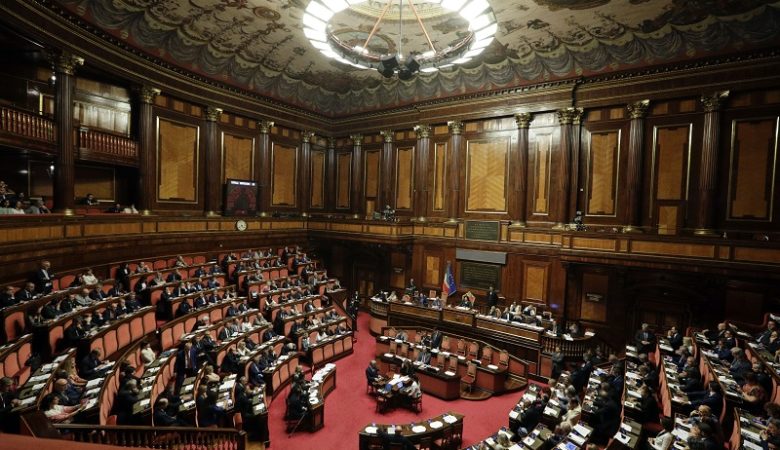 Η πρόταση μομφής διέκοψε της διακοπές της Γερουσίας στην Ιταλία