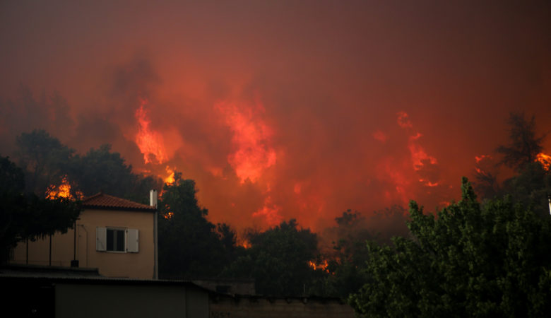 Καίγονται σπίτια στο χωριό Μακρυμάλλη στην Εύβοια