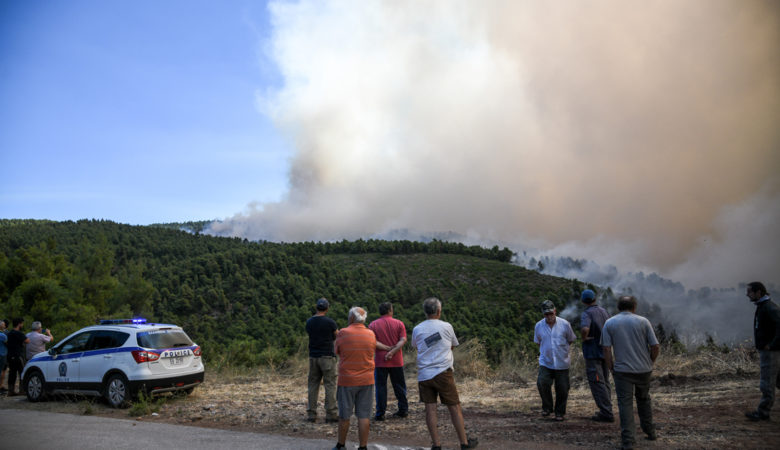 Φωτογραφίες από τη φωτιά στην Εύβοια – Σε ετοιμότητα να φύγουν οι κάτοικοι