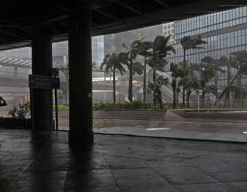 49 νεκρούς και ζημιές 3,3 δισ. ευρώ άφησε πίσω του ο τυφώνας στην Κίνα