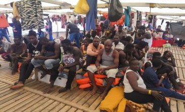 Νέα διάσωση μεταναστών στη Μεσόγειο από το Ocean Viking