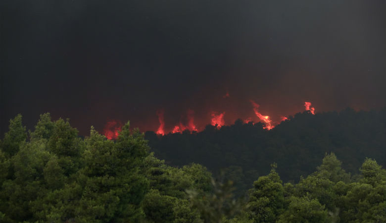 Μαίνεται η πυρκαγιά στην Εύβοια – Ισχυρές πυροσβεστικές δυνάμεις θα παραμείνουν και το βράδυ στο σημείο 
