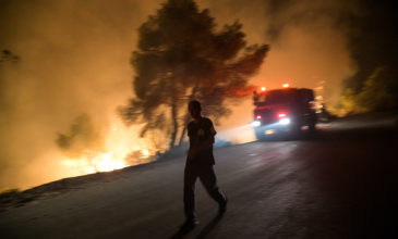 Νύχτα θρίλερ στην Εύβοια – Ξεπέρασαν τα 20 μέτρα οι φλόγες